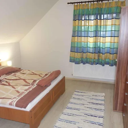 - Balaton 18408 Appartement